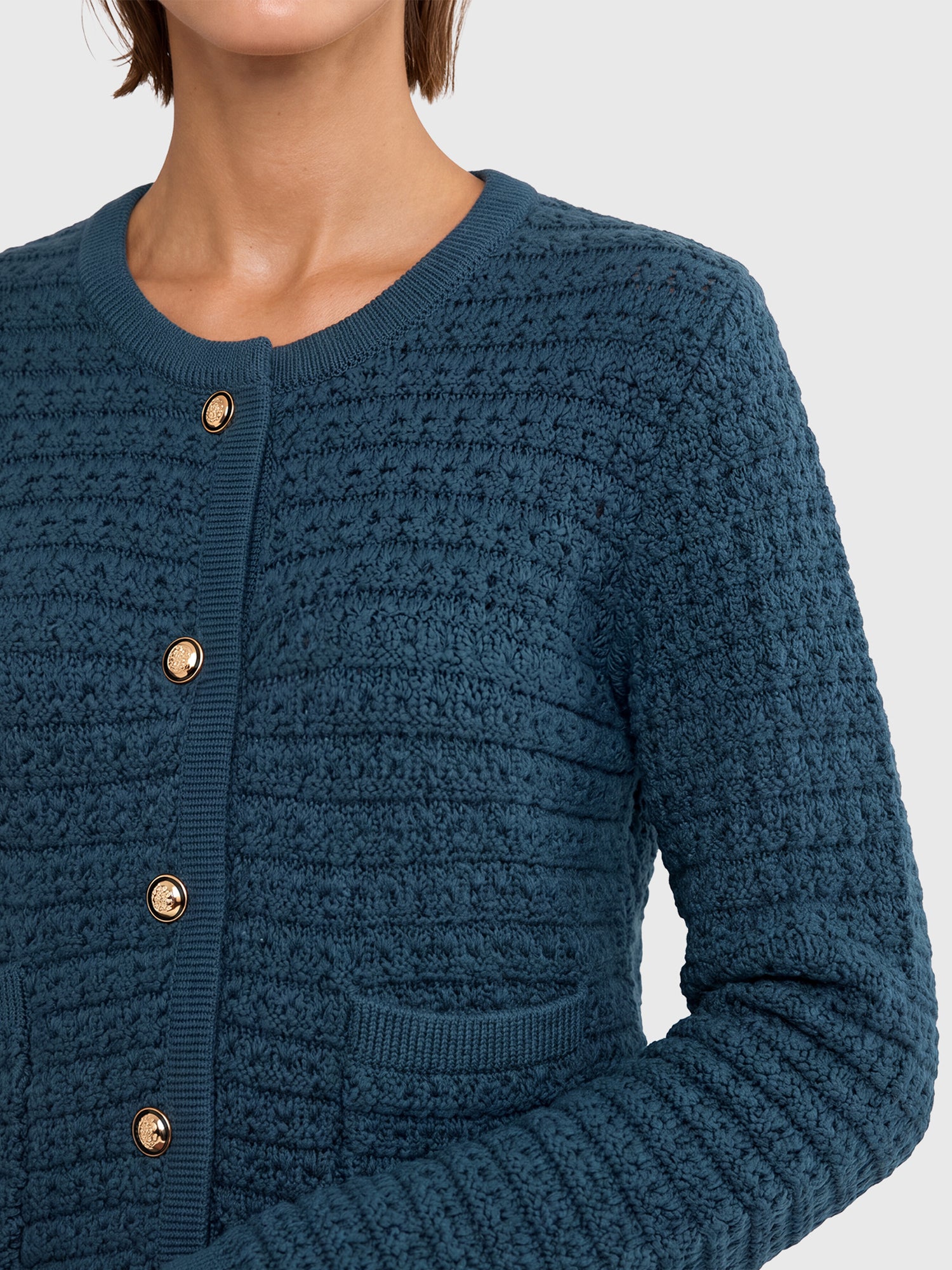 Strickjacke im Chanel-Stil mit Schmuckknöpfen | petrol