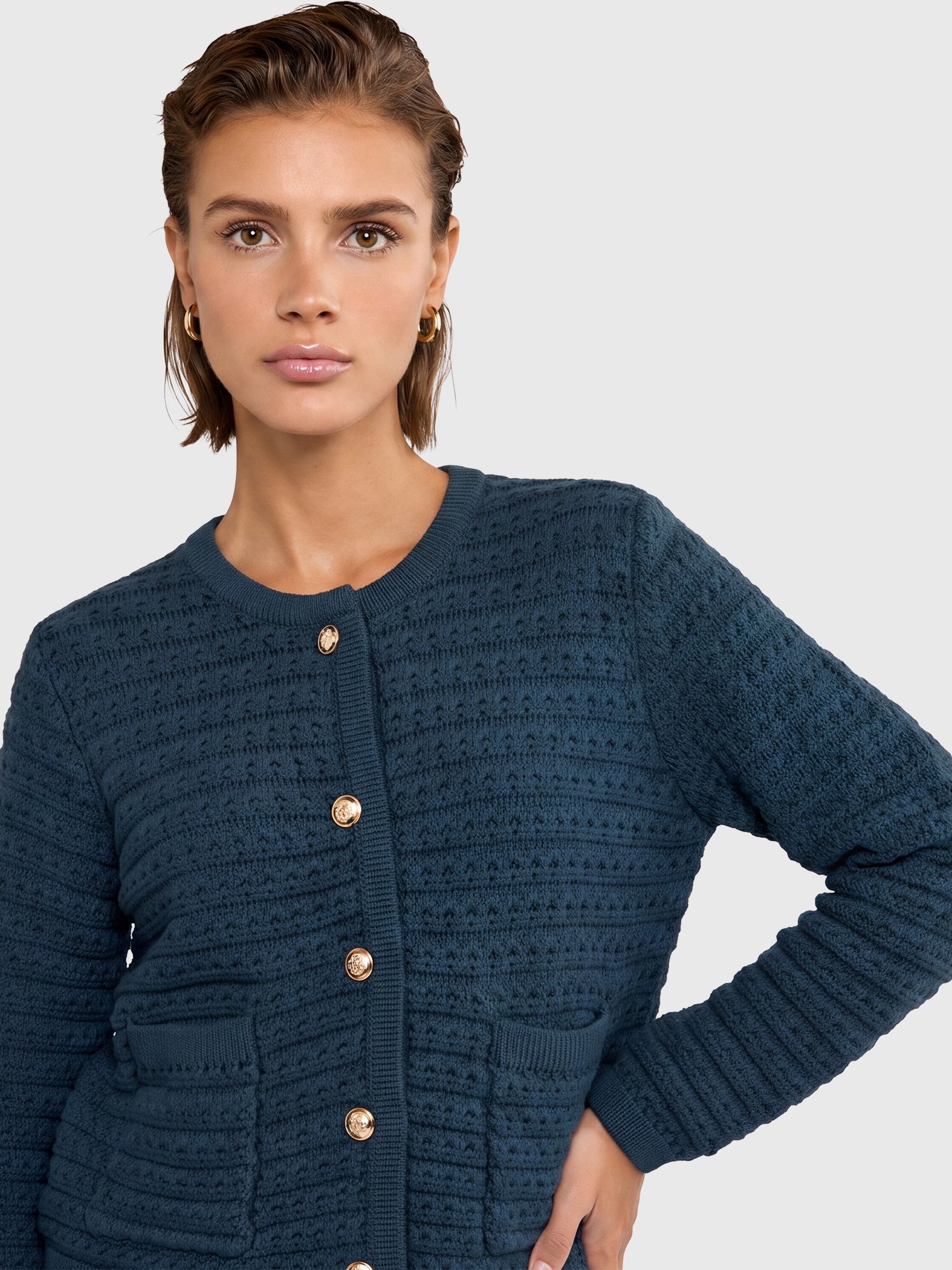 Strickjacke im Chanel-Stil mit Schmuckknöpfen | petrol