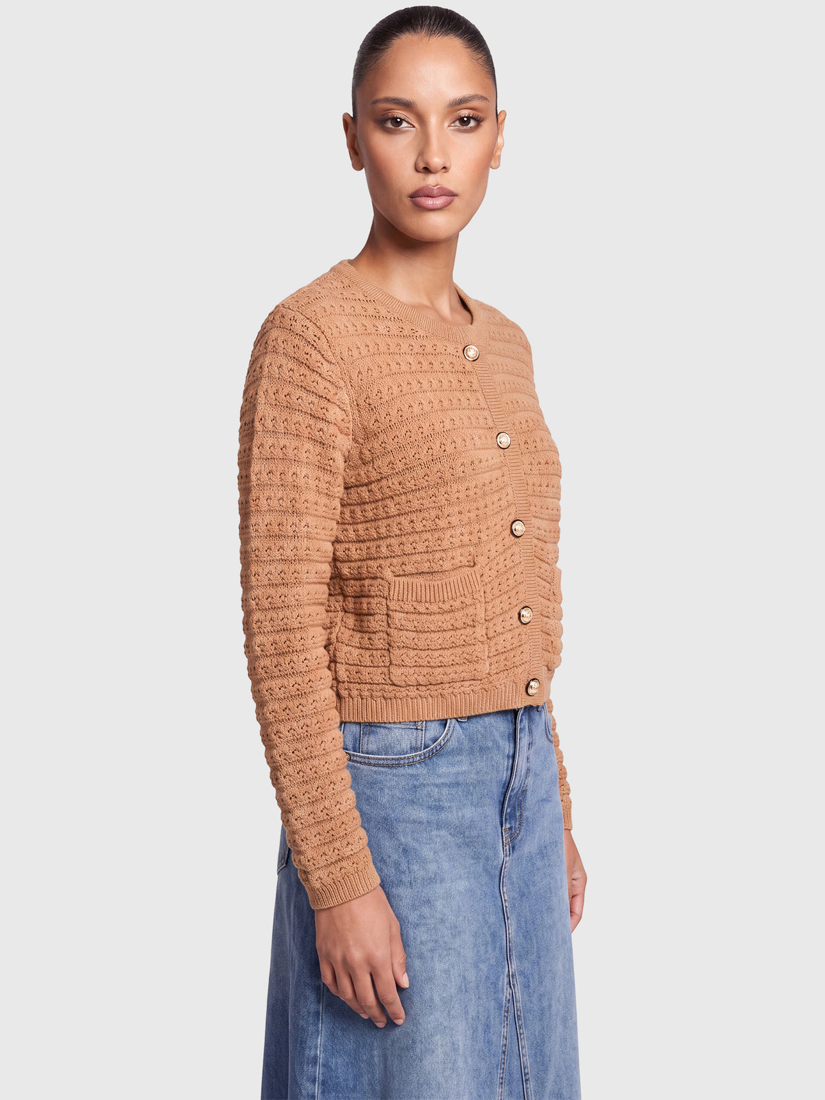 Strickjacke im Chanel-Stil mit Schmuckknöpfen | camel