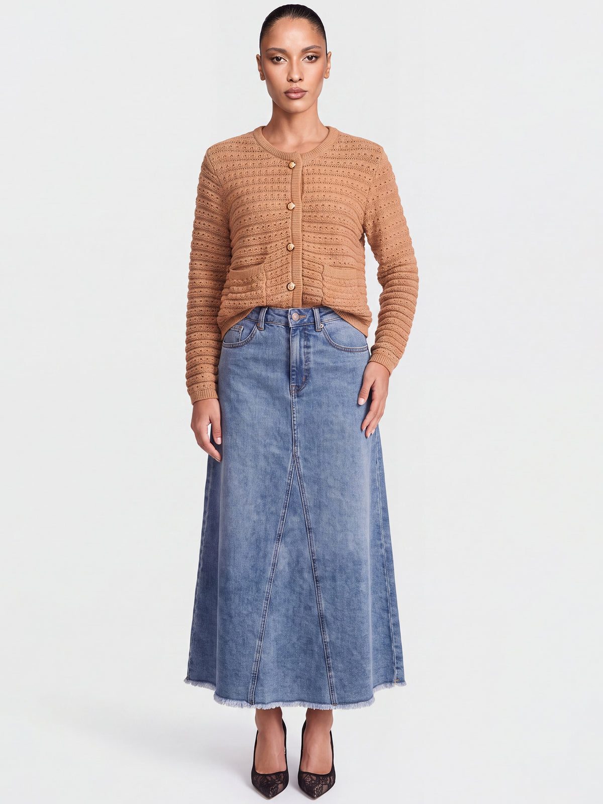Strickjacke im Chanel-Stil mit Schmuckknöpfen | camel