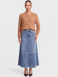 Strickjacke im Chanel-Stil mit Schmuckknöpfen | camel