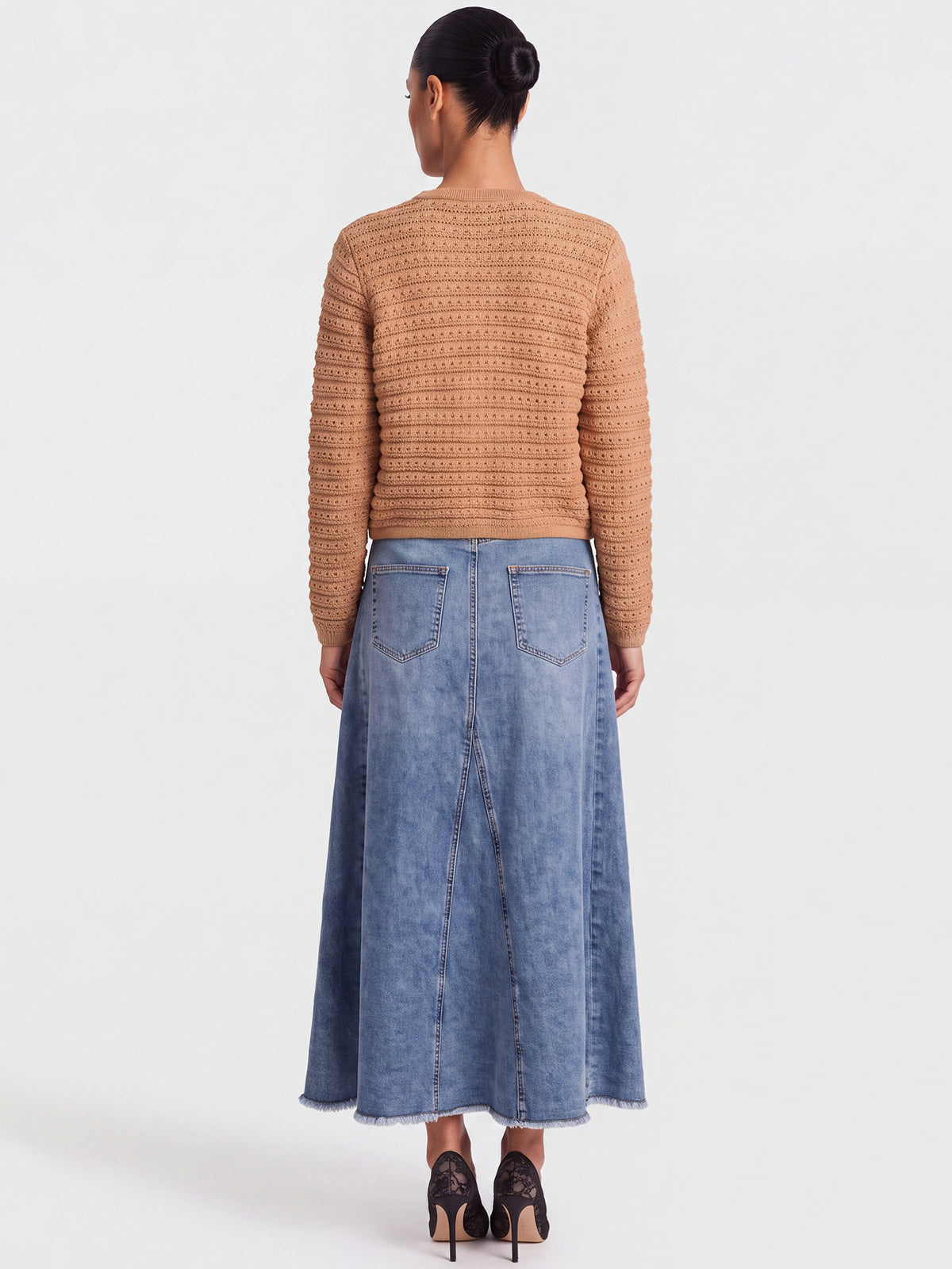 Strickjacke im Chanel-Stil mit Schmuckknöpfen | camel
