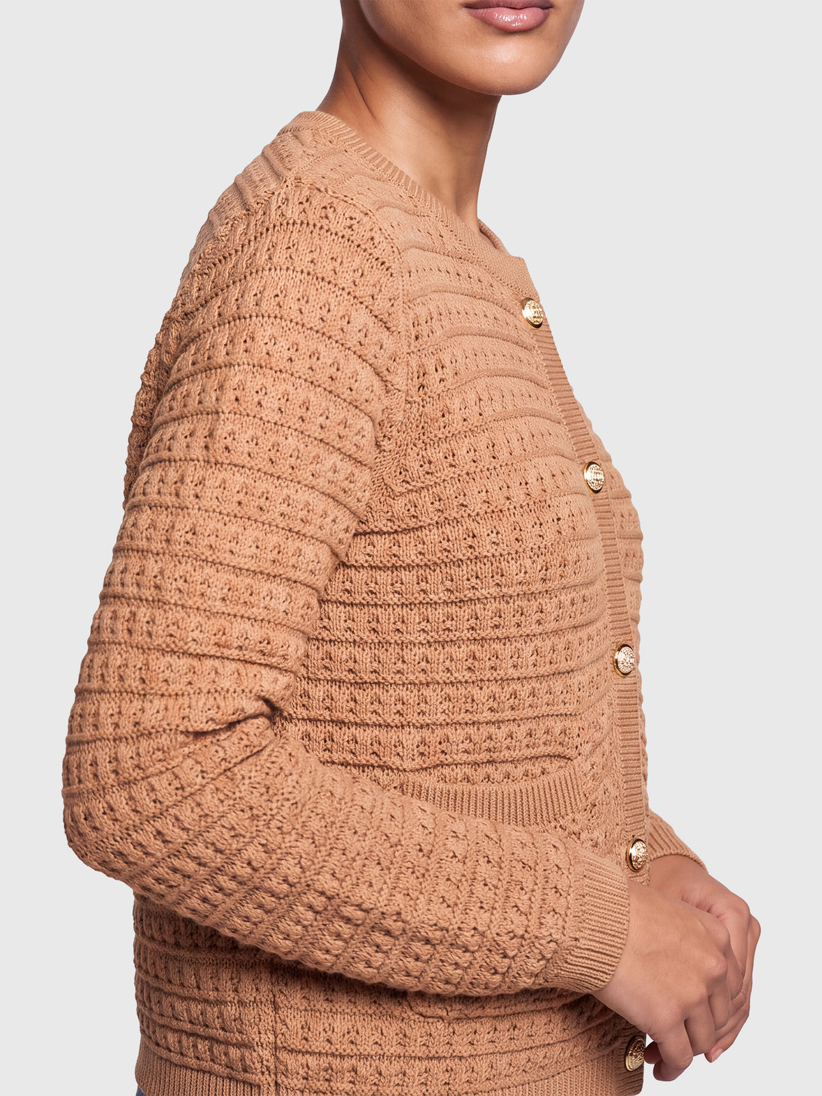 Strickjacke im Chanel-Stil mit Schmuckknöpfen | camel