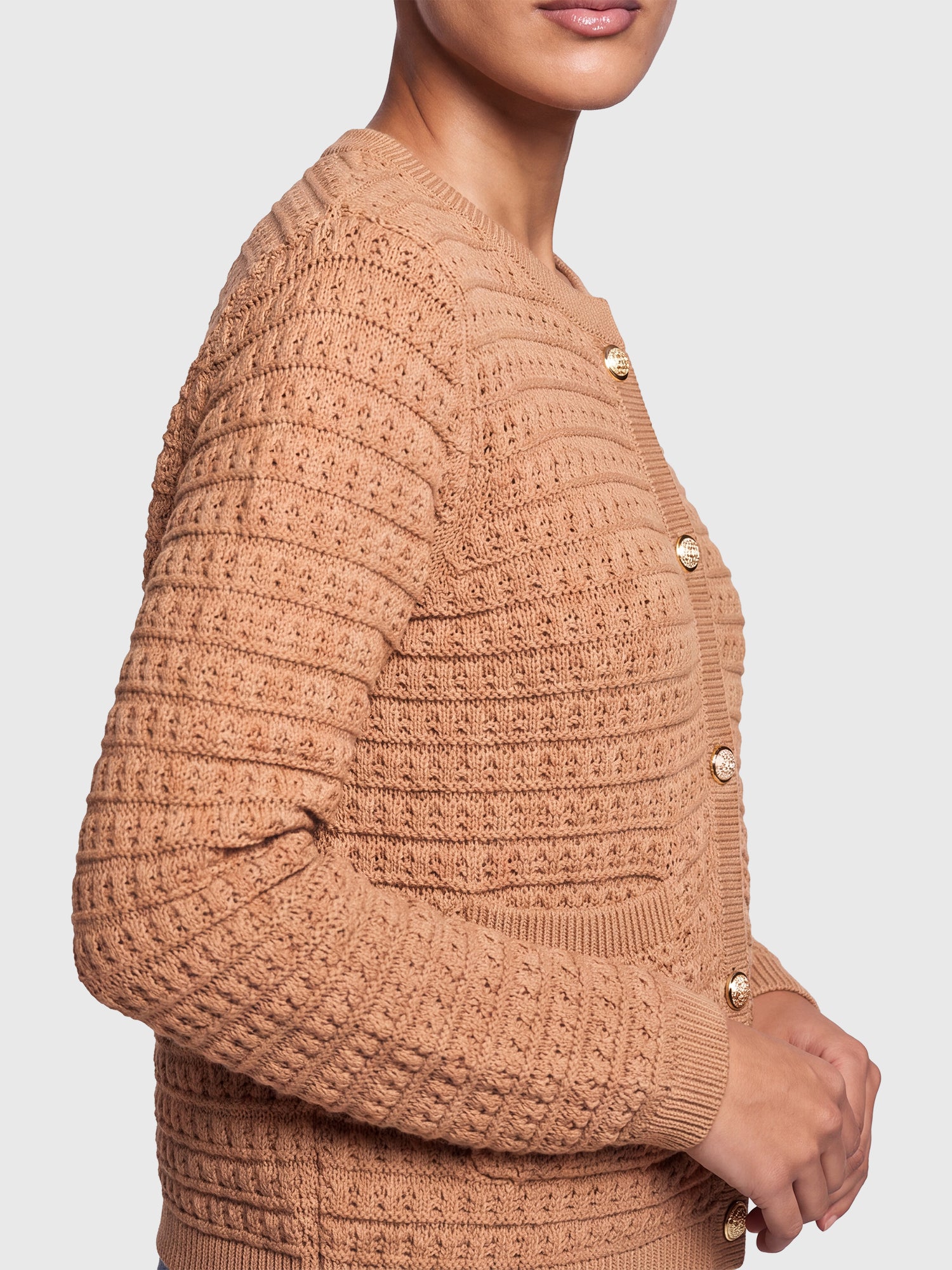 Strickjacke im Chanel-Stil mit Schmuckknöpfen | camel