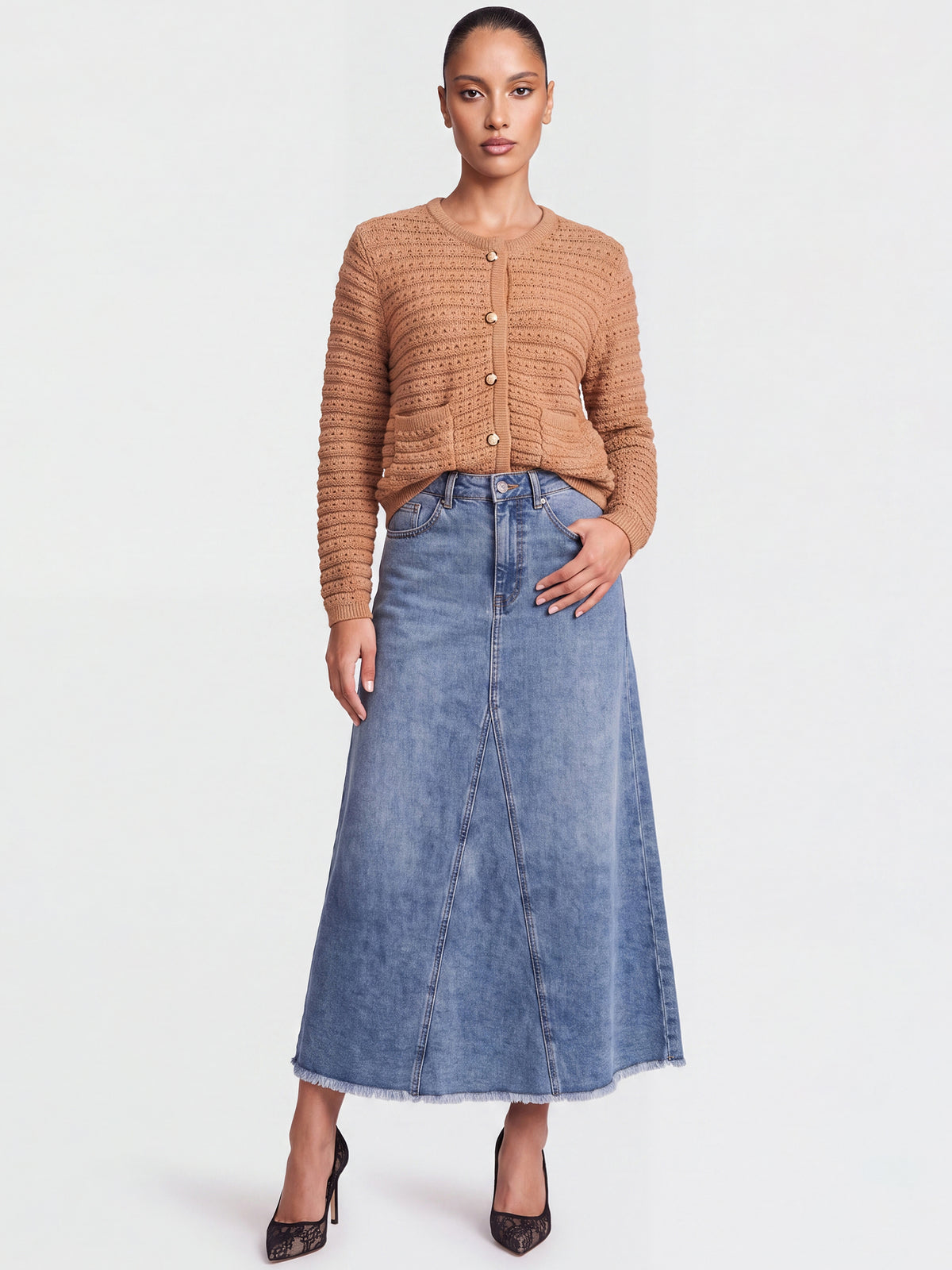 Strickjacke im Chanel-Stil mit Schmuckknöpfen | camel