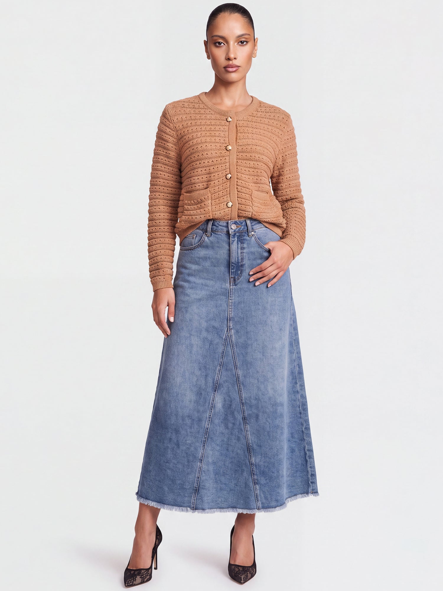 Strickjacke im Chanel-Stil mit Schmuckknöpfen | camel