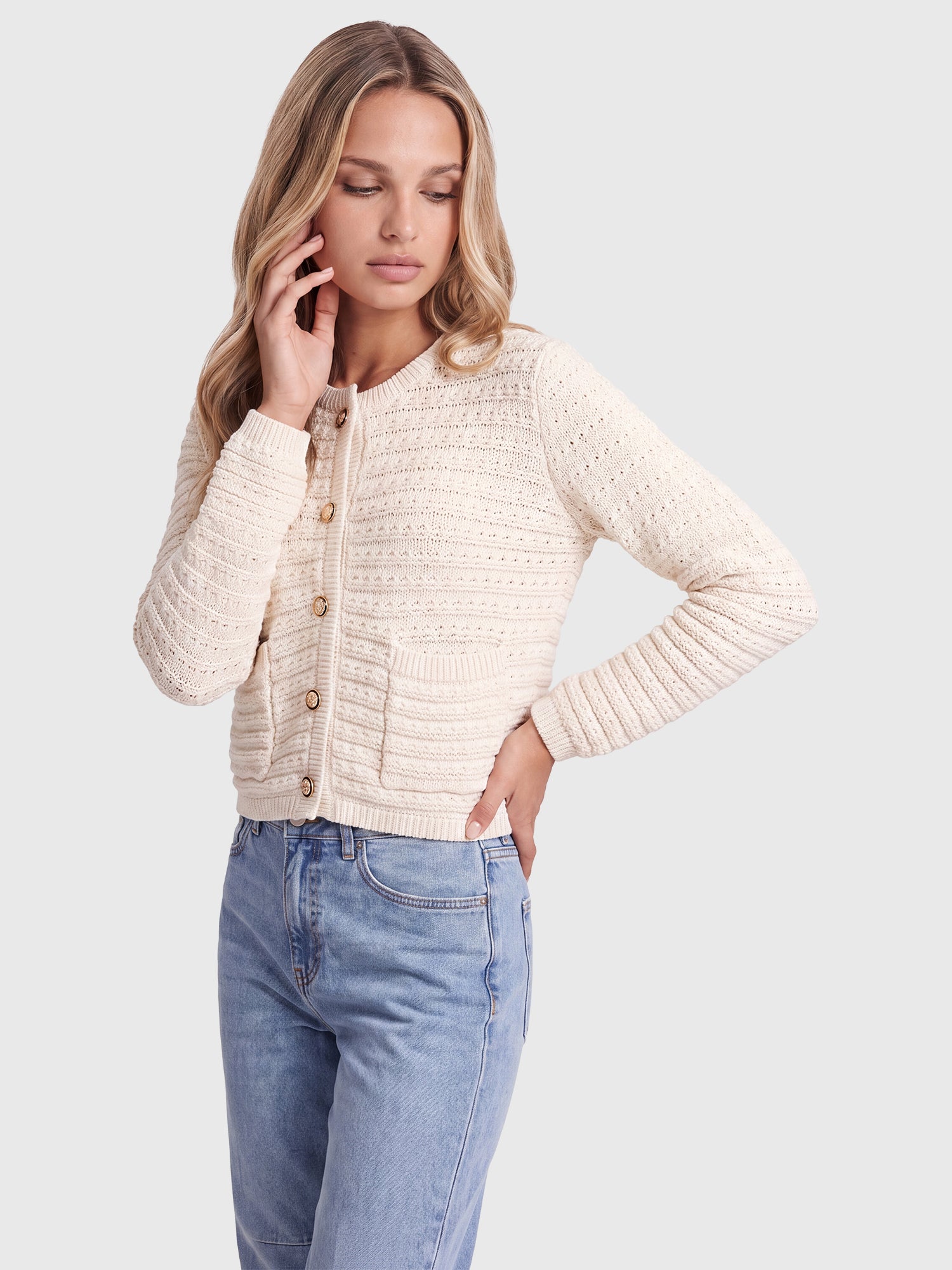 Strickjacke im Chanel-Stil mit Schmuckknöpfen | champagner