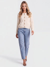 Strickjacke im Chanel-Stil mit Schmuckknöpfen | champagner