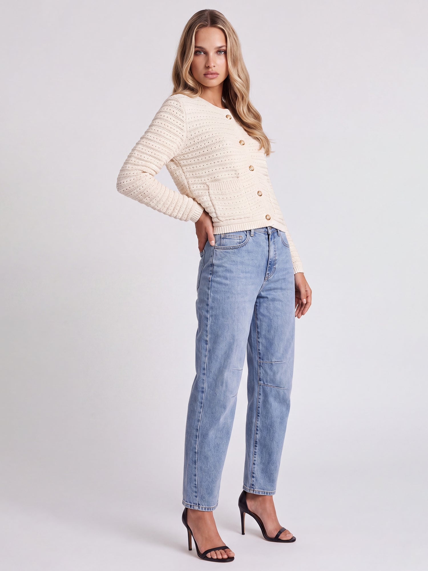 Strickjacke im Chanel-Stil mit Schmuckknöpfen | champagner