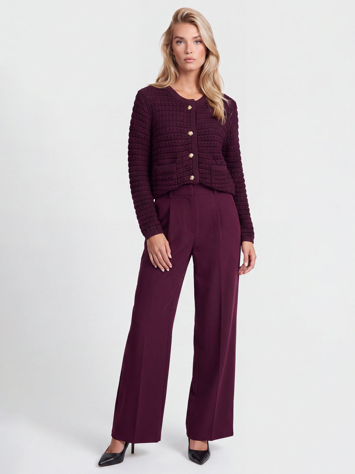 Strickjacke im Chanel-Stil mit Schmuckknöpfen | weinrot