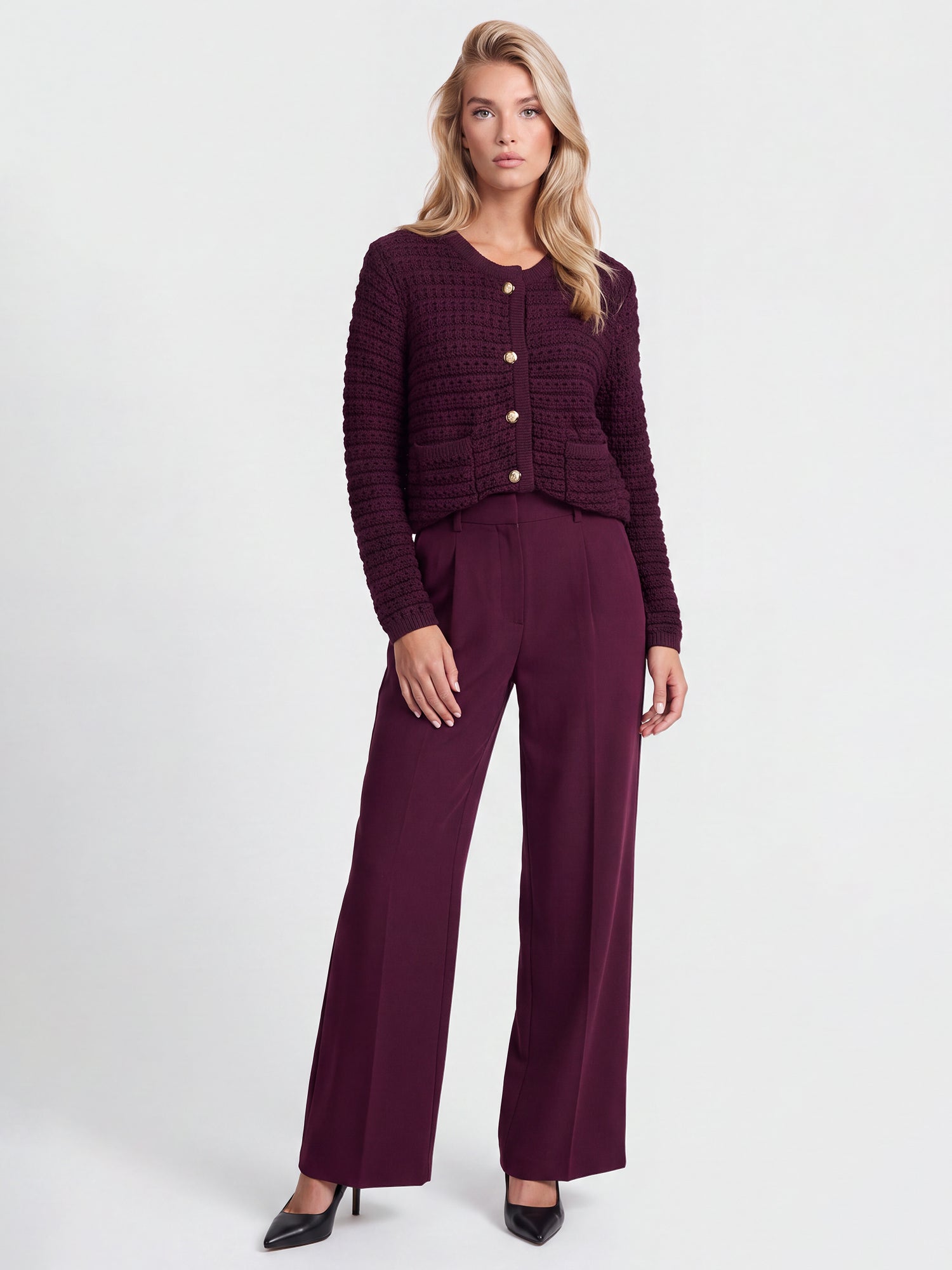 Strickjacke im Chanel-Stil mit Schmuckknöpfen | weinrot