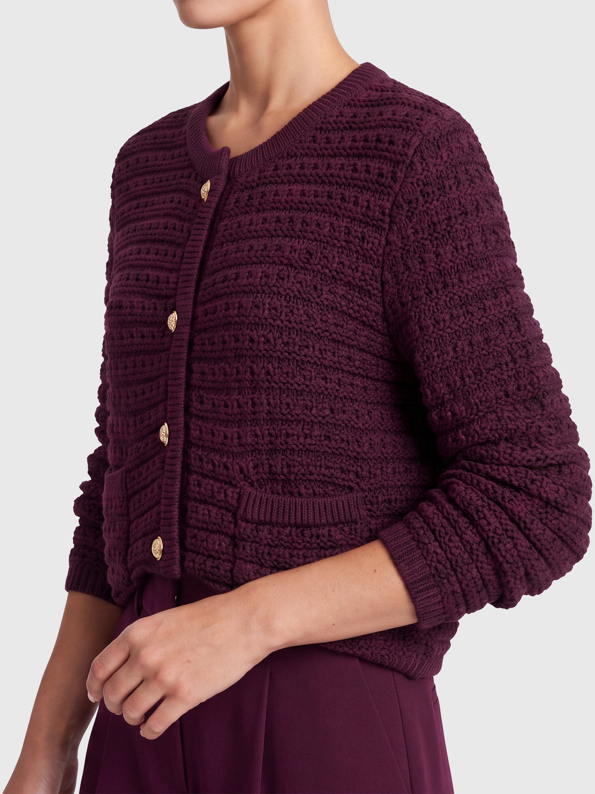 Strickjacke im Chanel-Stil mit Schmuckknöpfen | weinrot