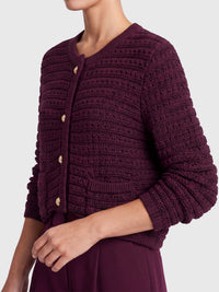 Strickjacke im Chanel-Stil mit Schmuckknöpfen | weinrot