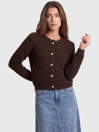 Strickjacke im Chanel-Stil mit Schmuckknöpfen | braun
