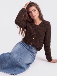 Strickjacke im Chanel-Stil mit Schmuckknöpfen | braun