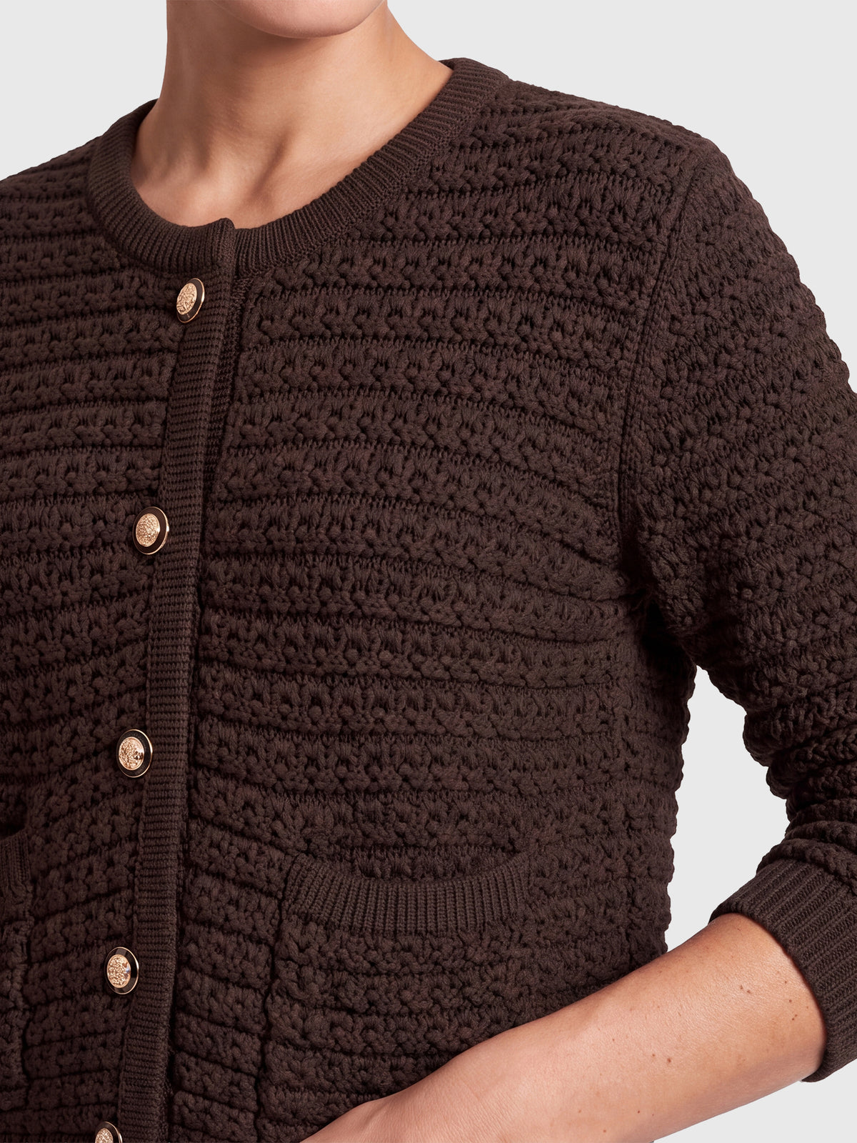 Strickjacke im Chanel-Stil mit Schmuckknöpfen | braun