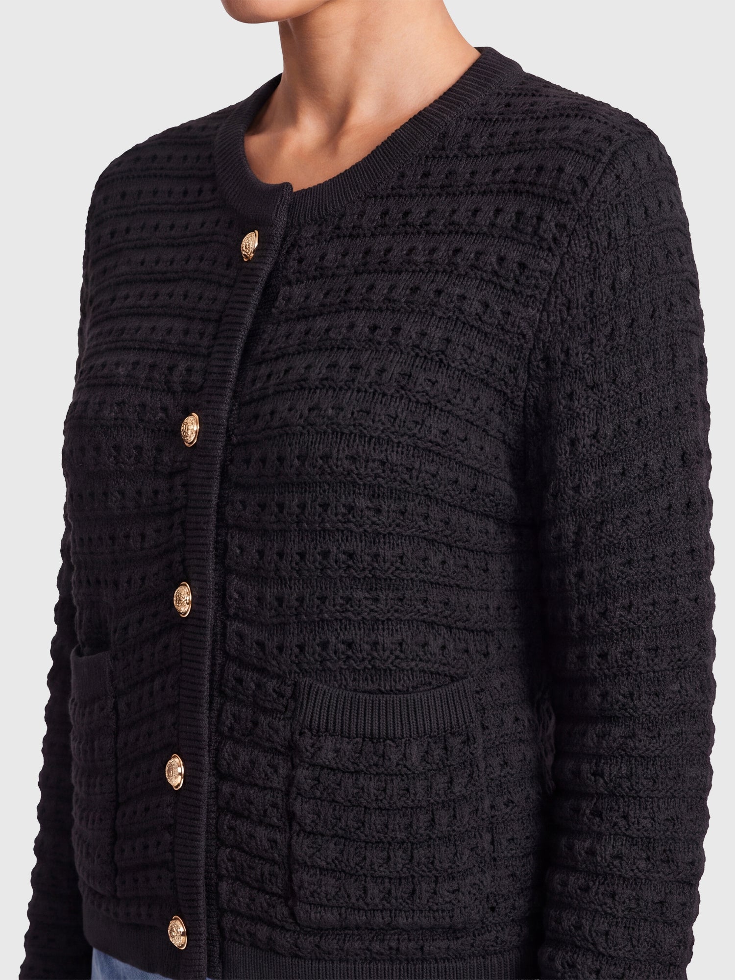 Strickjacke im Chanel-Stil mit Schmuckknöpfen | schwarz