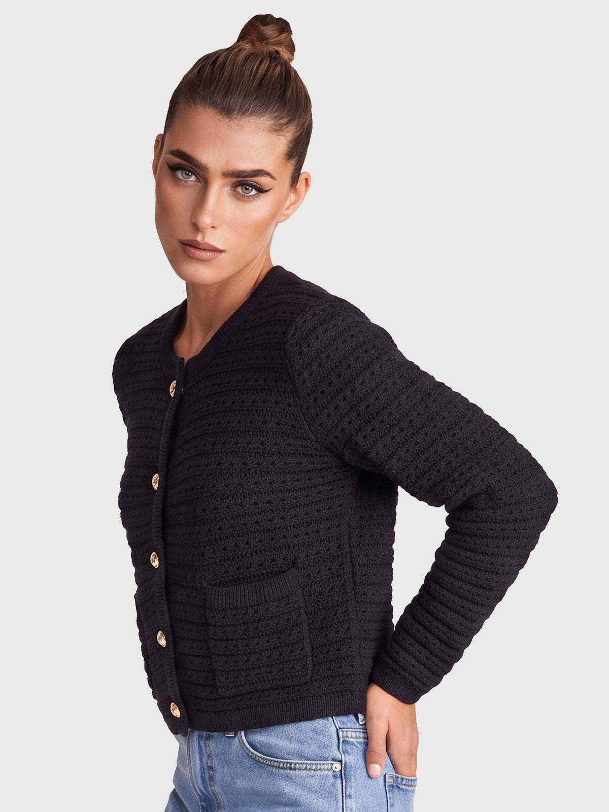 Strickjacke im Chanel-Stil mit Schmuckknöpfen | schwarz