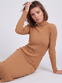 Rippenstrickkleid mit Rollkragen und Strickgürtel | camel