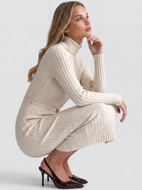 Rippenstrickkleid mit Rollkragen und Strickgürtel | champagner