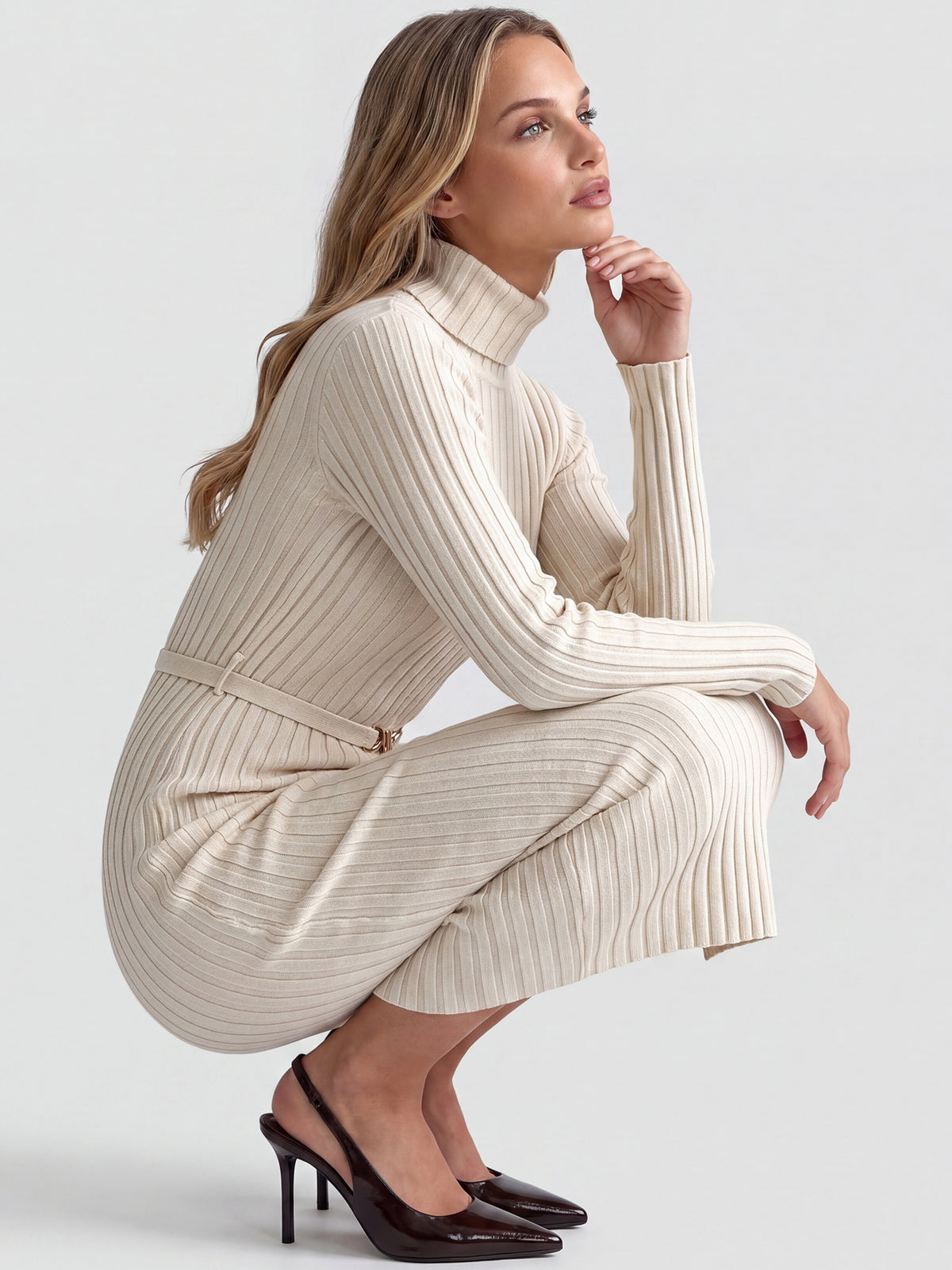 Rippenstrickkleid mit Rollkragen und Strickgürtel | champagner