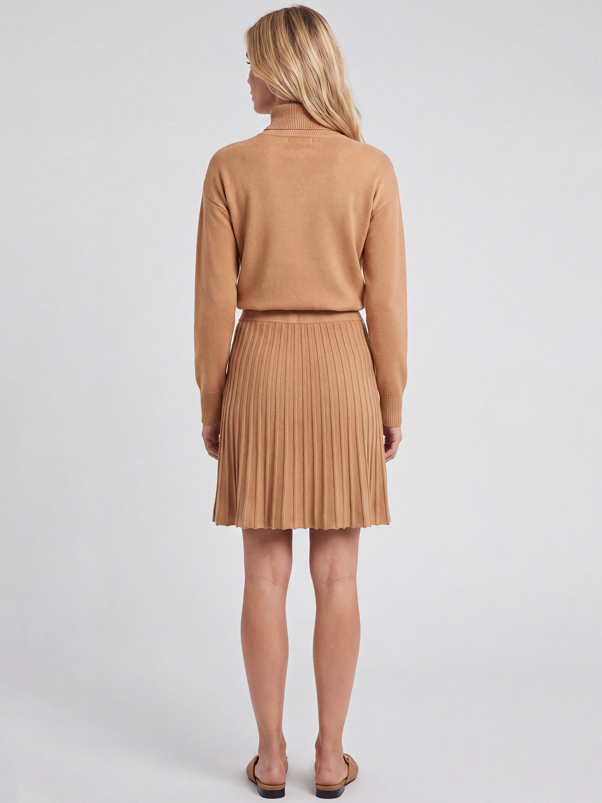 2-in-1 Strickkleid mit Rollkragen und Faltenrock | camel
