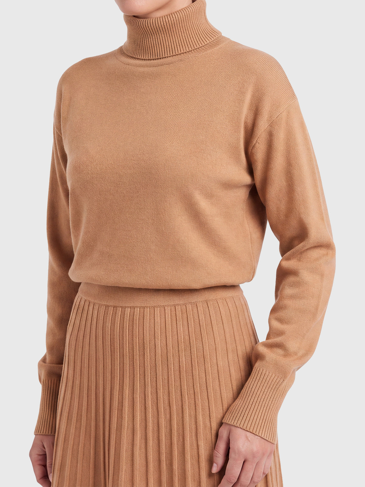 2-in-1 Strickkleid mit Rollkragen und Faltenrock | camel