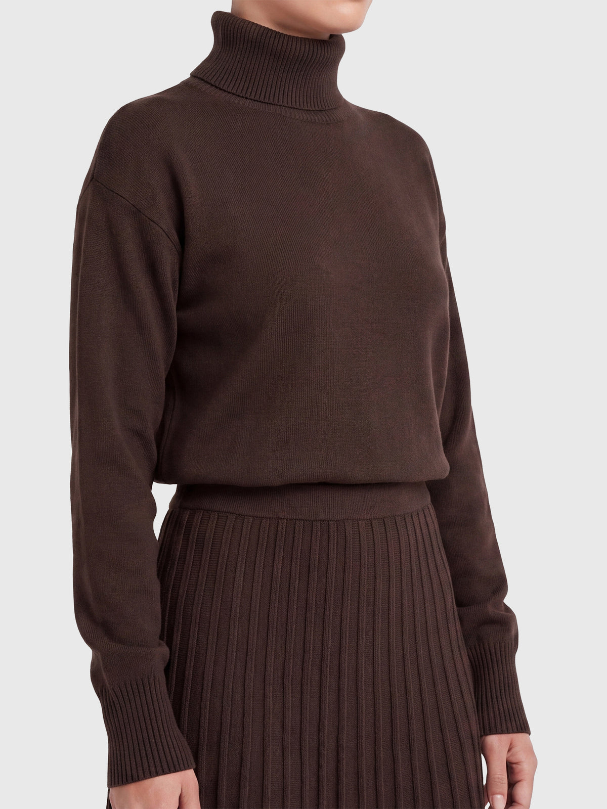 2-in-1 Strickkleid mit Rollkragen und Faltenrock | braun