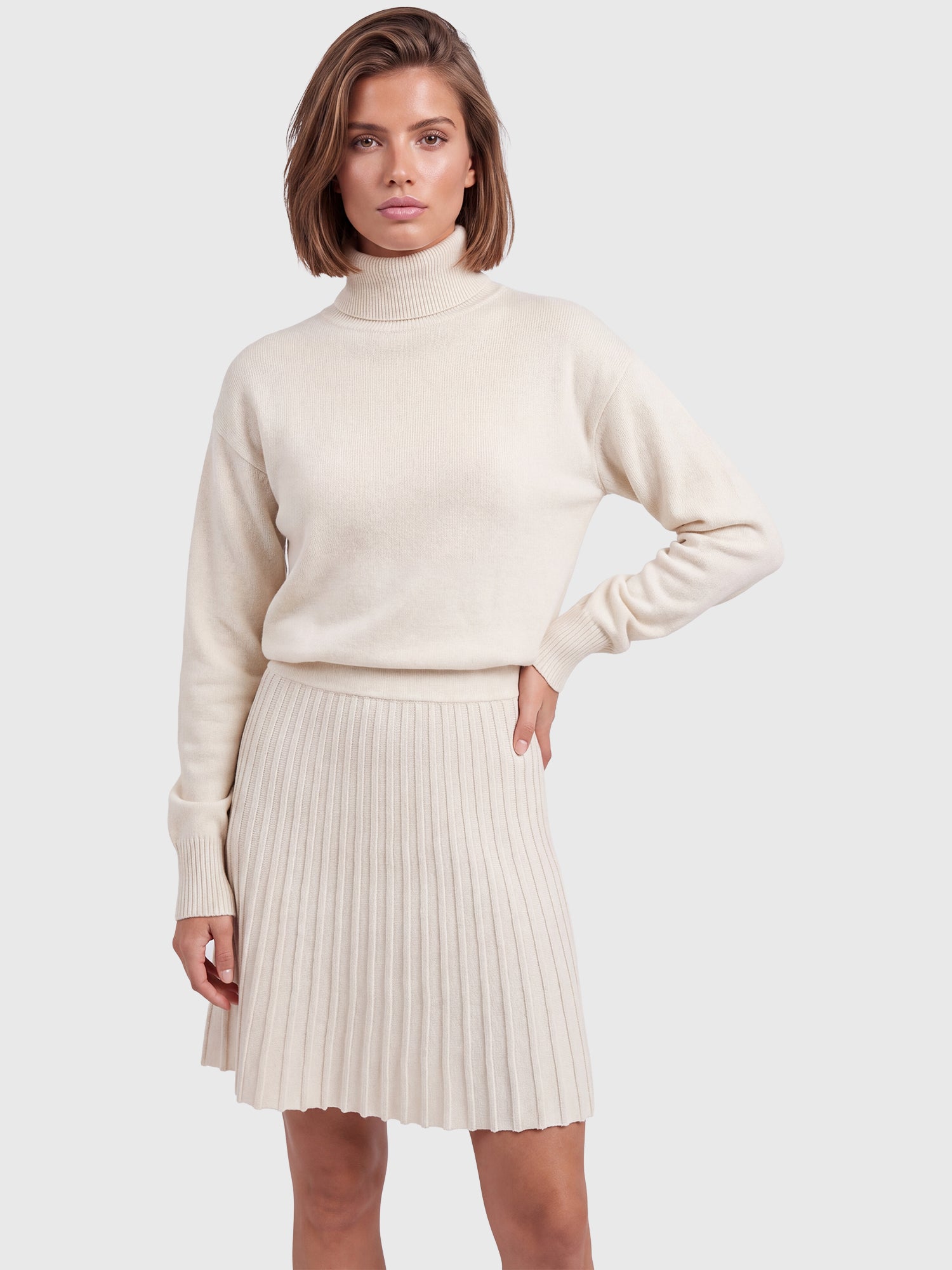 2-in-1 Strickkleid mit Rollkragen und Faltenrock | champagner