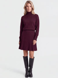 2-in-1 Strickkleid mit Rollkragen und Faltenrock | weinrot