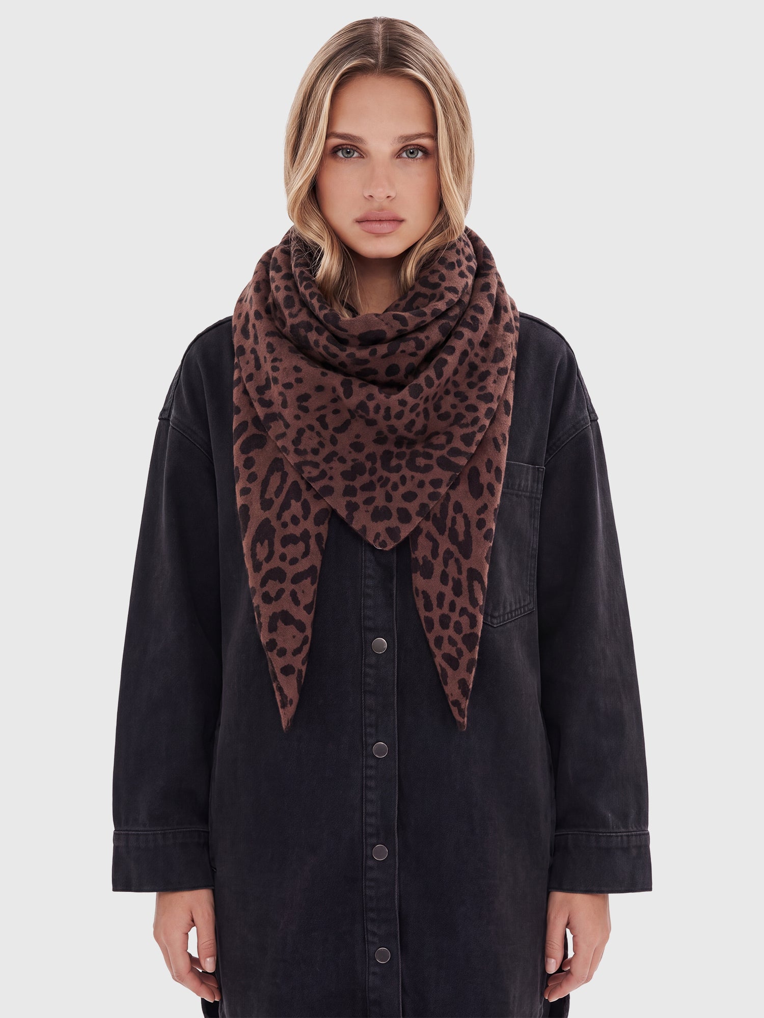 Strickschal mit Leomuster | braun-schwarz
