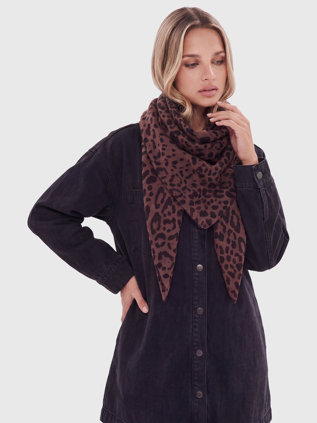 Strickschal mit Leomuster | braun-schwarz