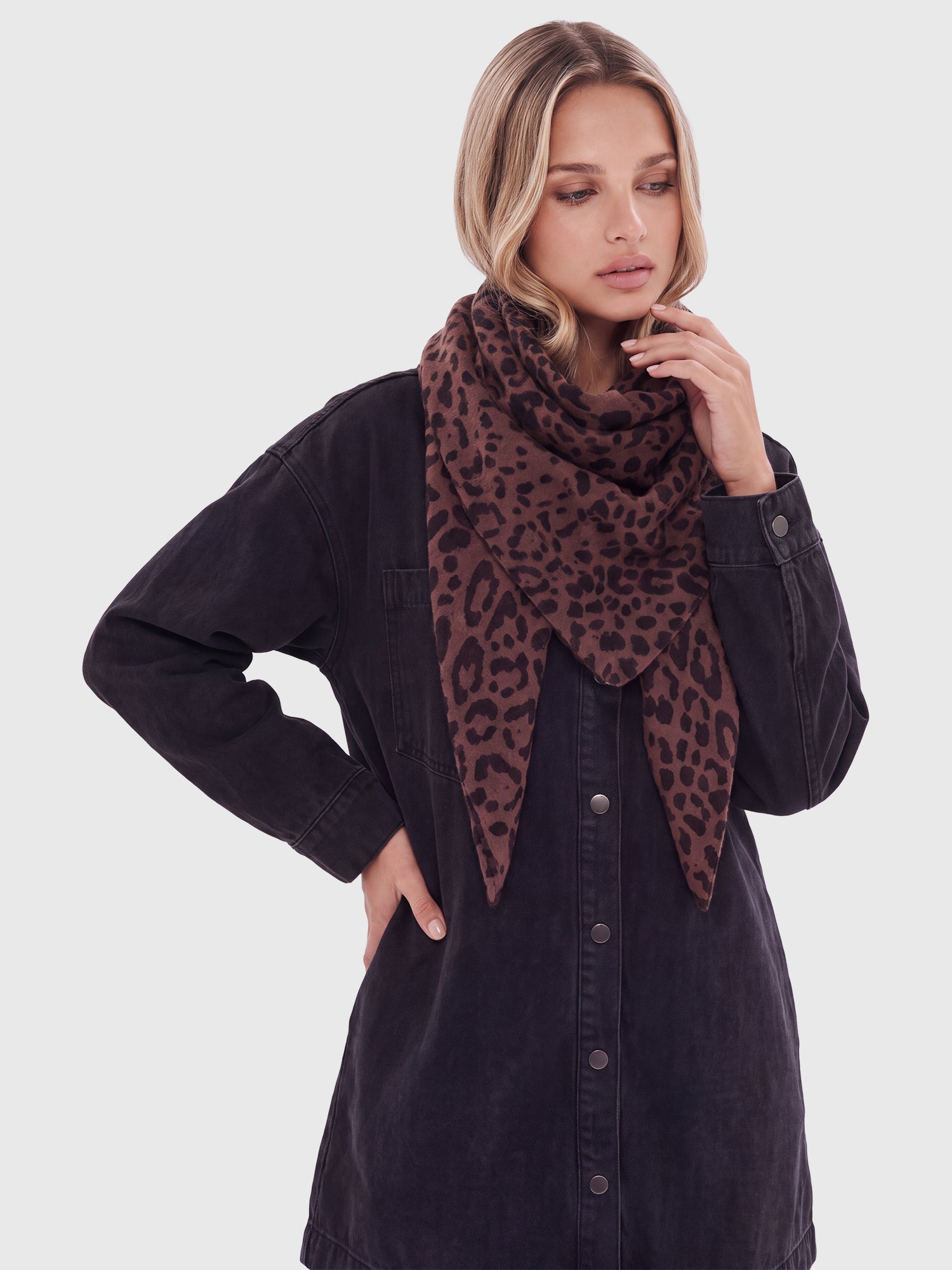 Strickschal mit Leomuster | braun-schwarz