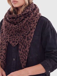 Strickschal mit Leomuster | braun-schwarz