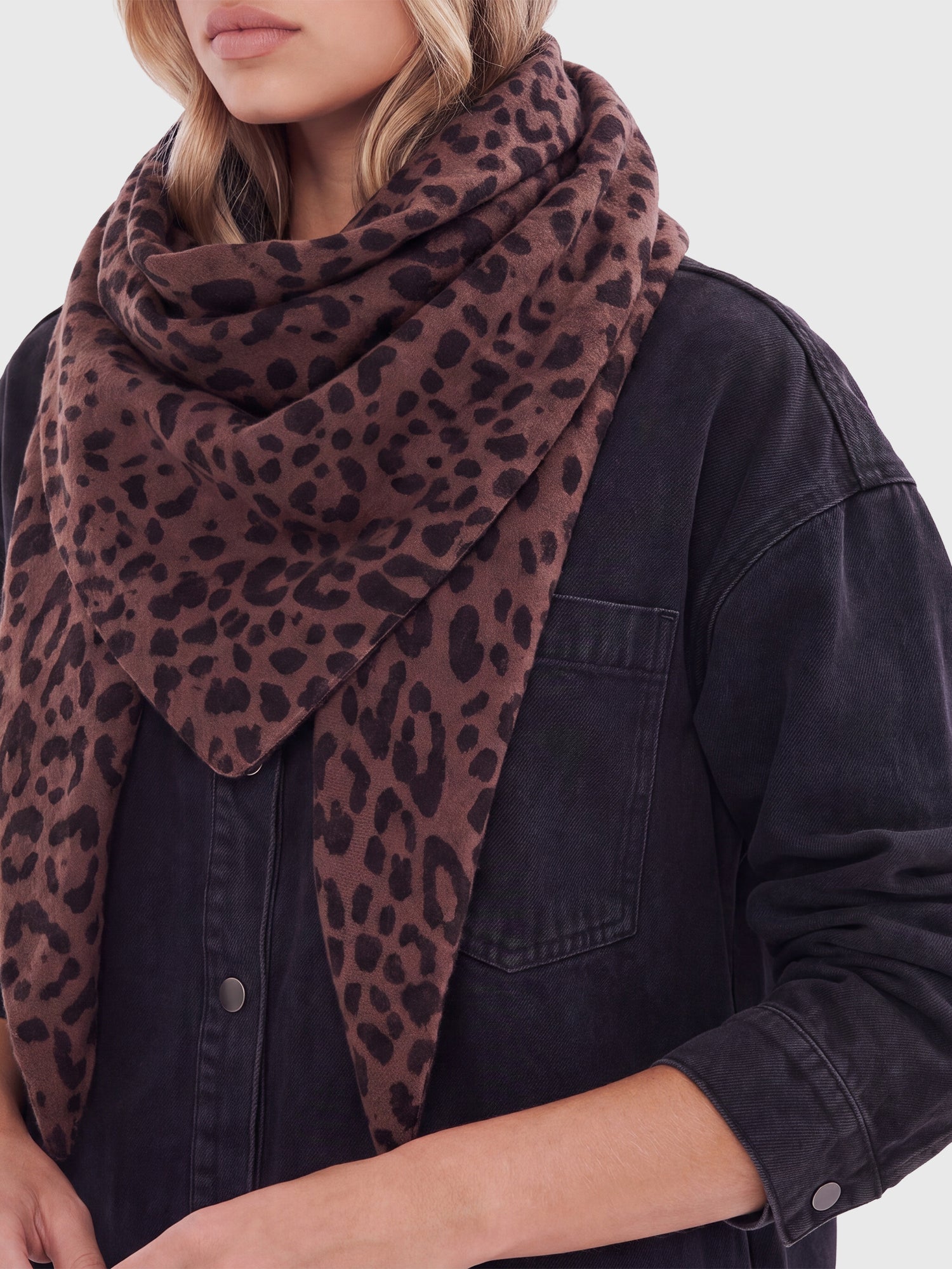Strickschal mit Leomuster | braun-schwarz