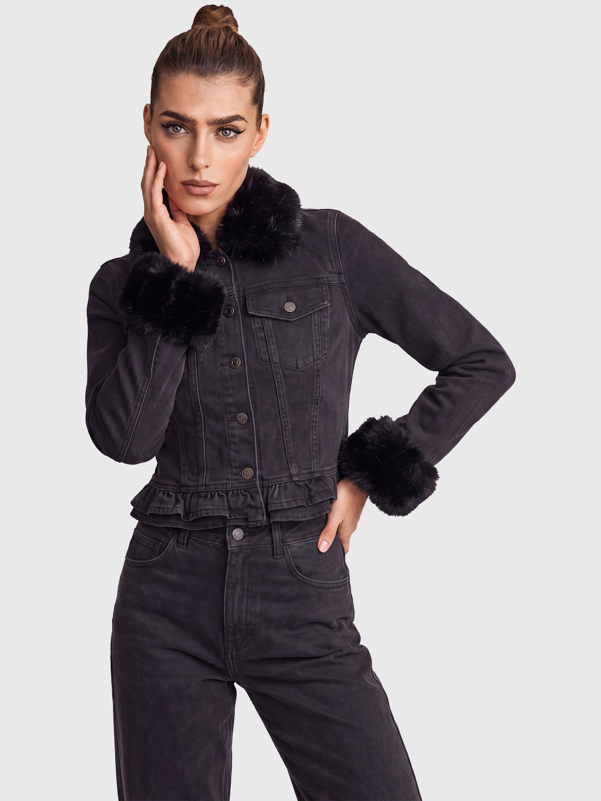 Jeansjacke mit abnehmbarem Fellimitatkragen | schwarz