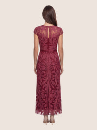 Meshkleid mit Stickerei und Satinband | weinrot