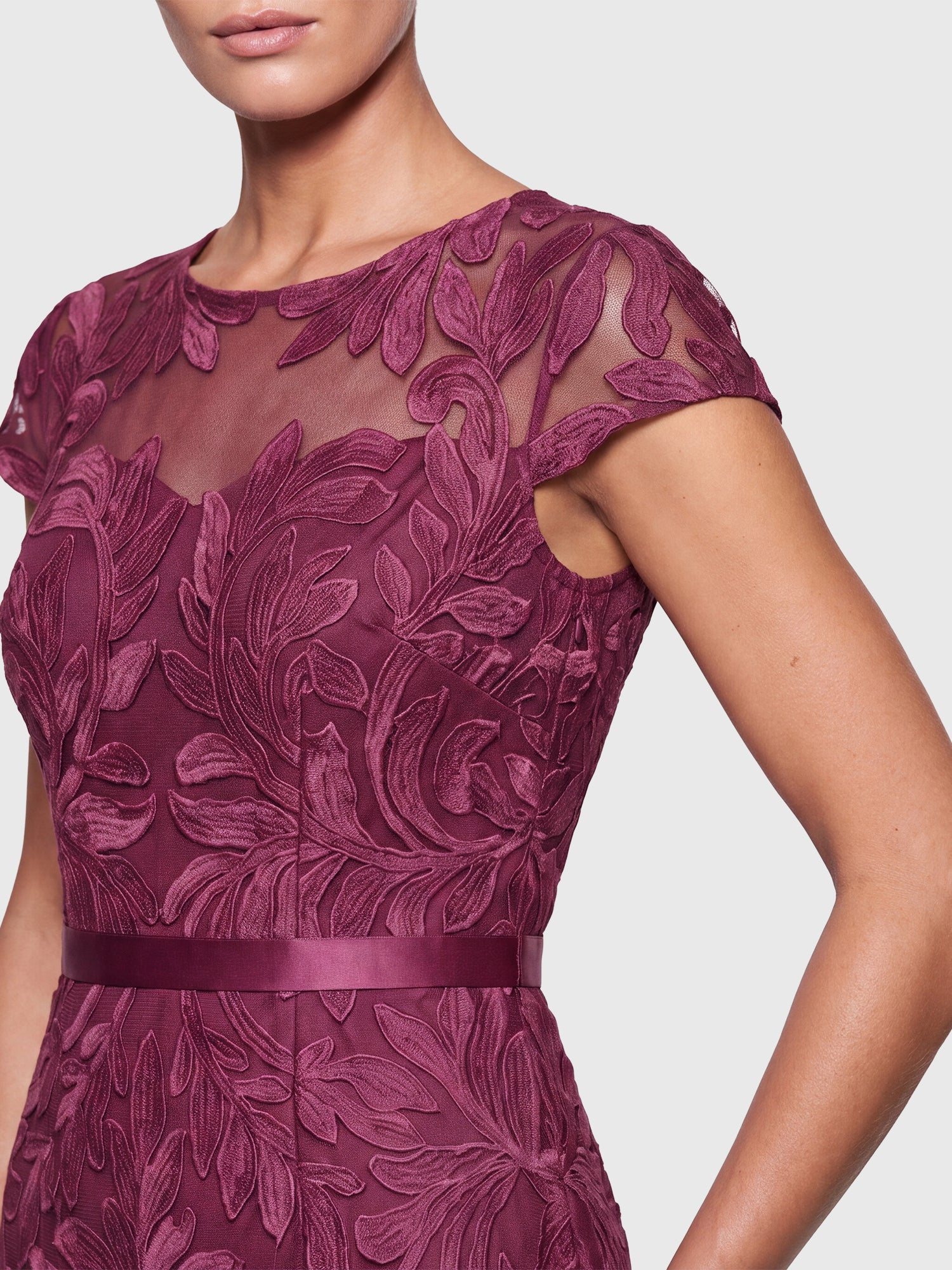 Meshkleid mit Stickerei und Satinband | weinrot