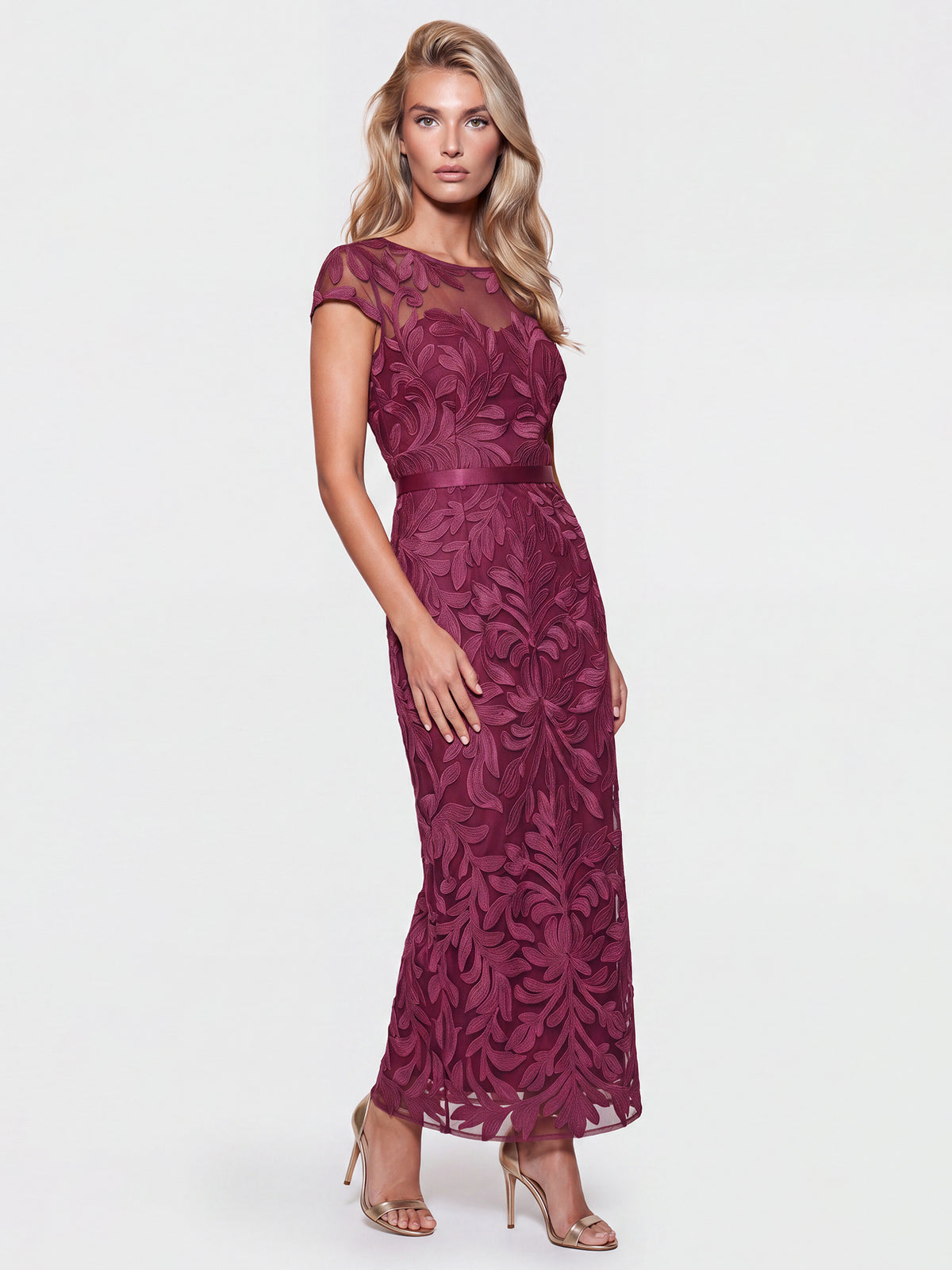 Meshkleid mit Stickerei und Satinband | weinrot