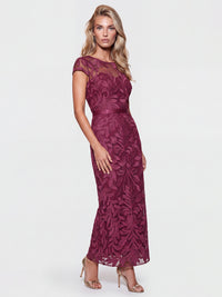Meshkleid mit Stickerei und Satinband | weinrot