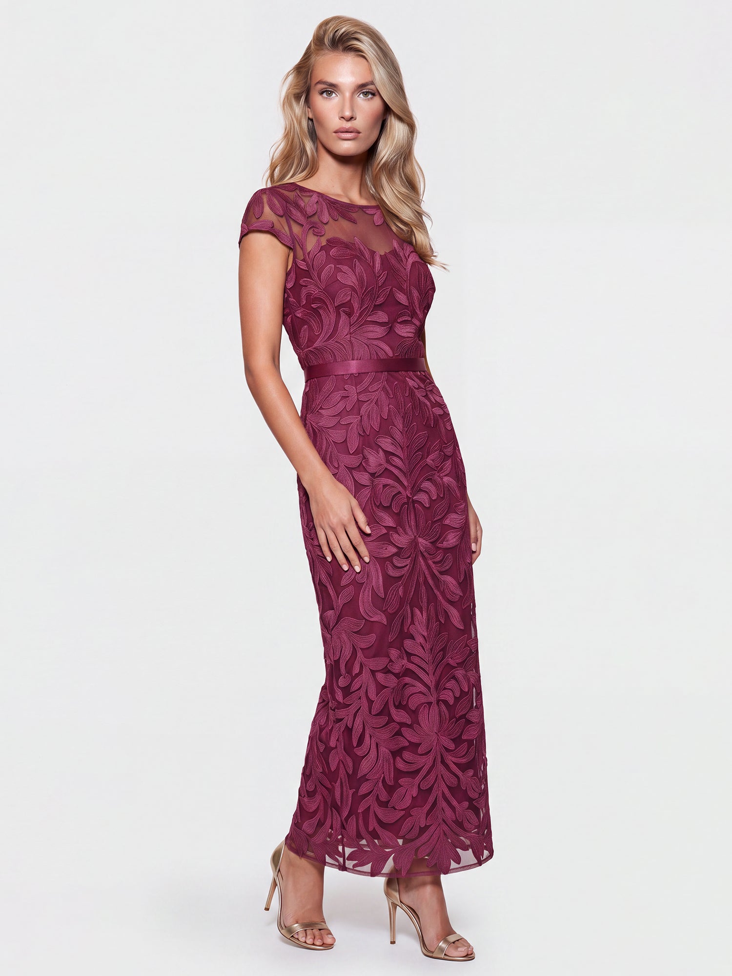 Meshkleid mit Stickerei und Satinband | weinrot