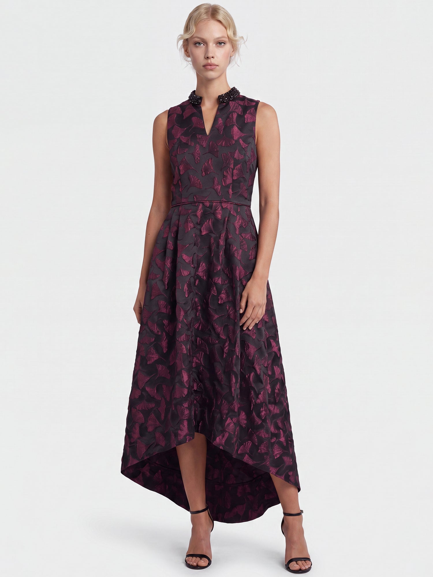 Ärmelloses Jacquard-Abendkleid mit Blüten- und Blättermuster | schwarz-weinrot