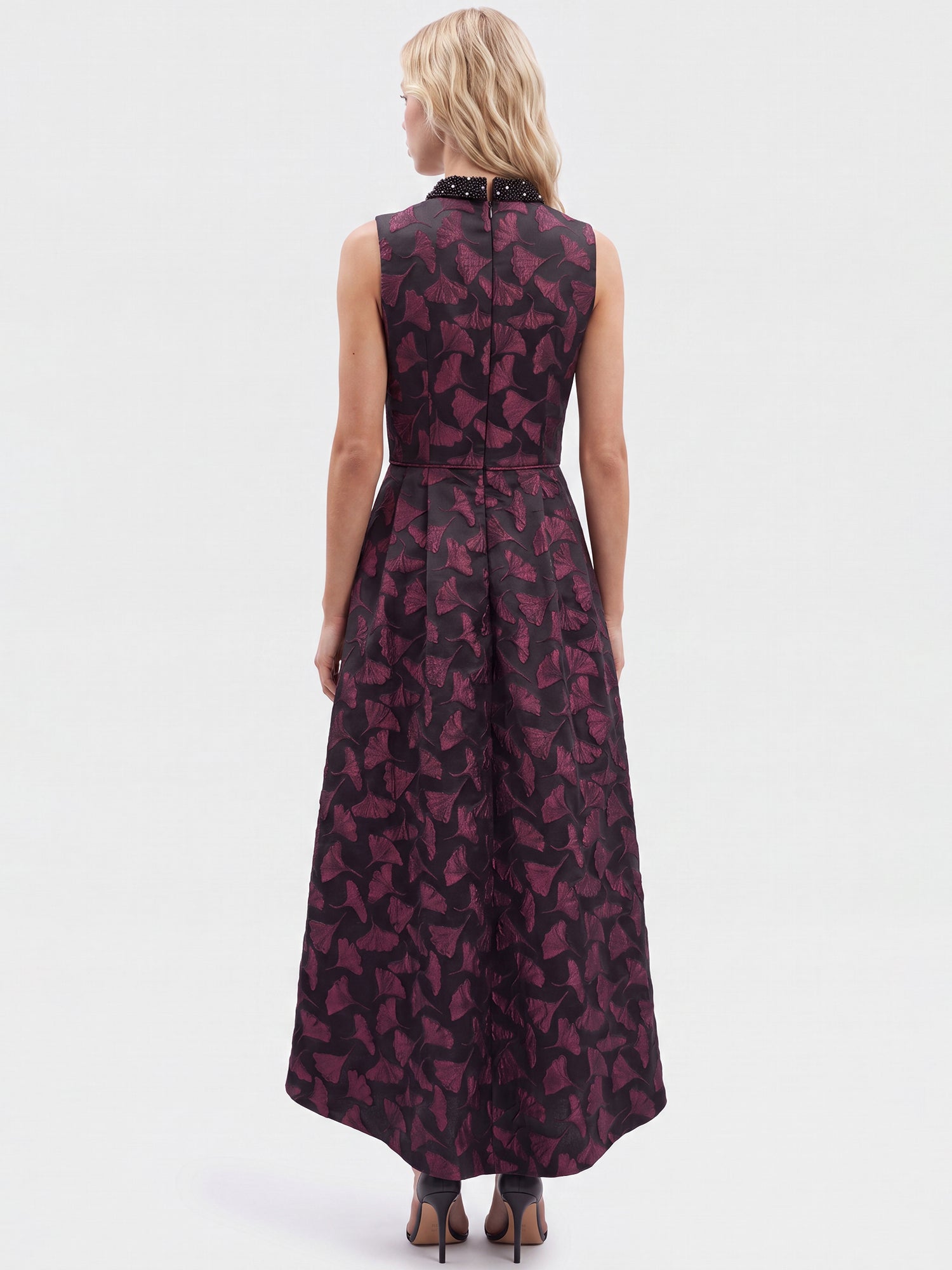 Ärmelloses Jacquard-Abendkleid mit Blüten- und Blättermuster | schwarz-weinrot