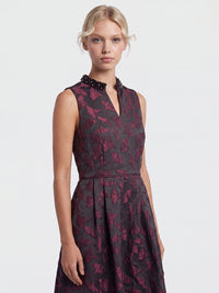 Ärmelloses Jacquard-Abendkleid mit Blüten- und Blättermuster | schwarz-weinrot