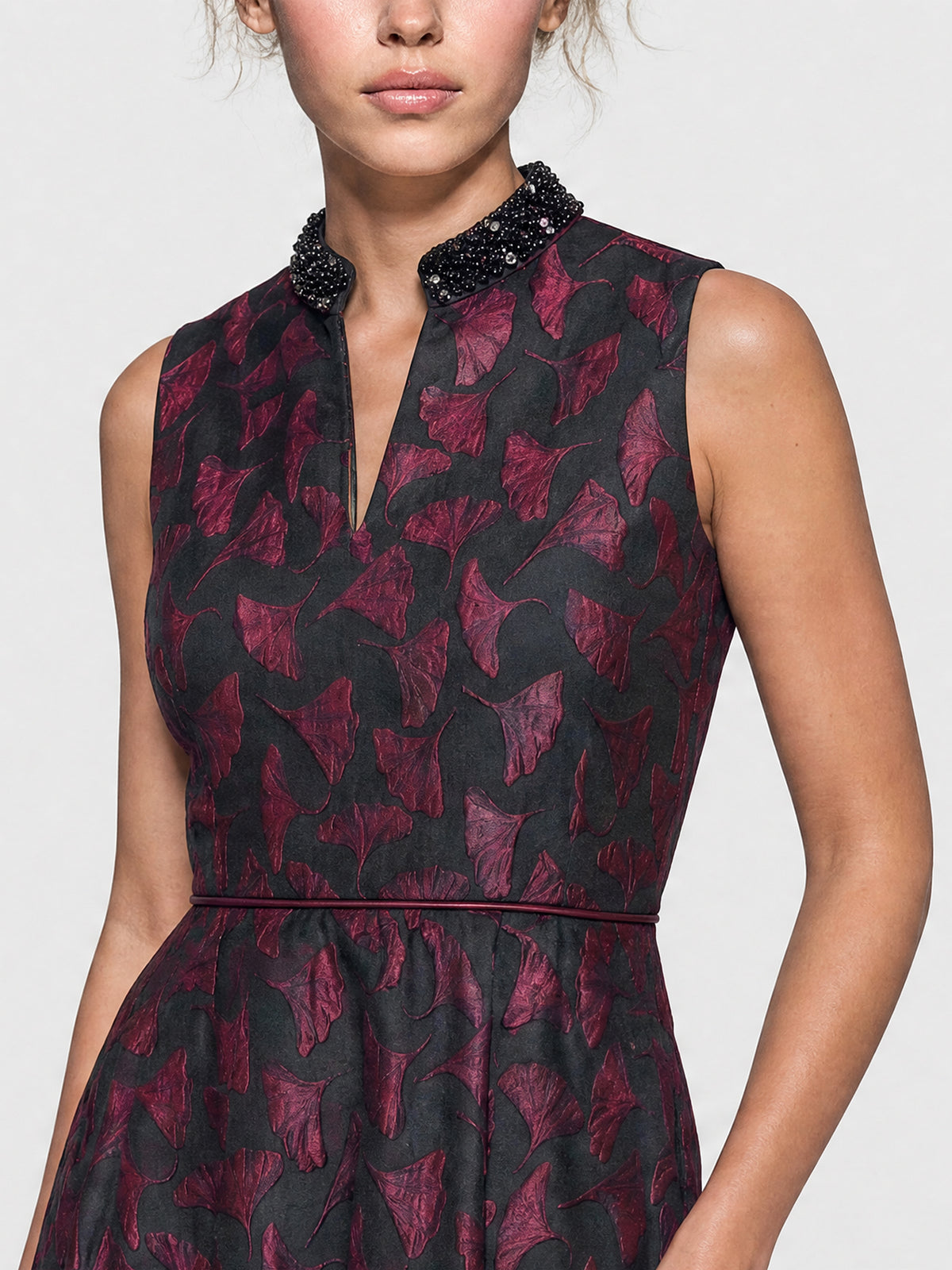 Ärmelloses Jacquard-Abendkleid mit Blüten- und Blättermuster | schwarz-weinrot