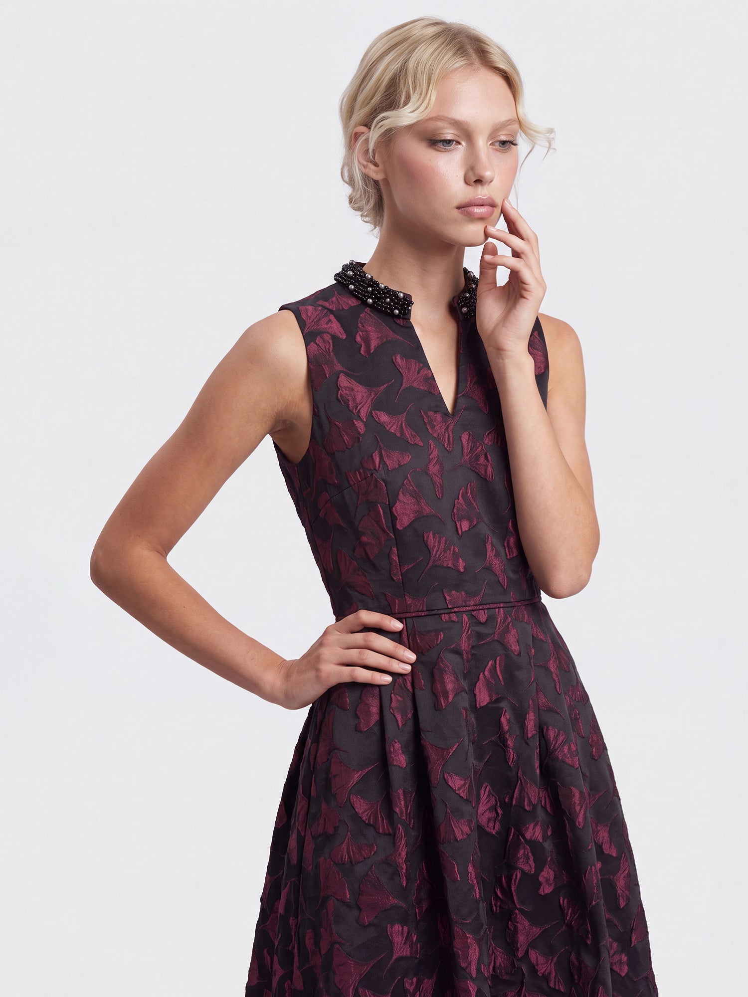 Ärmelloses Jacquard-Abendkleid mit Blüten- und Blättermuster | schwarz-weinrot