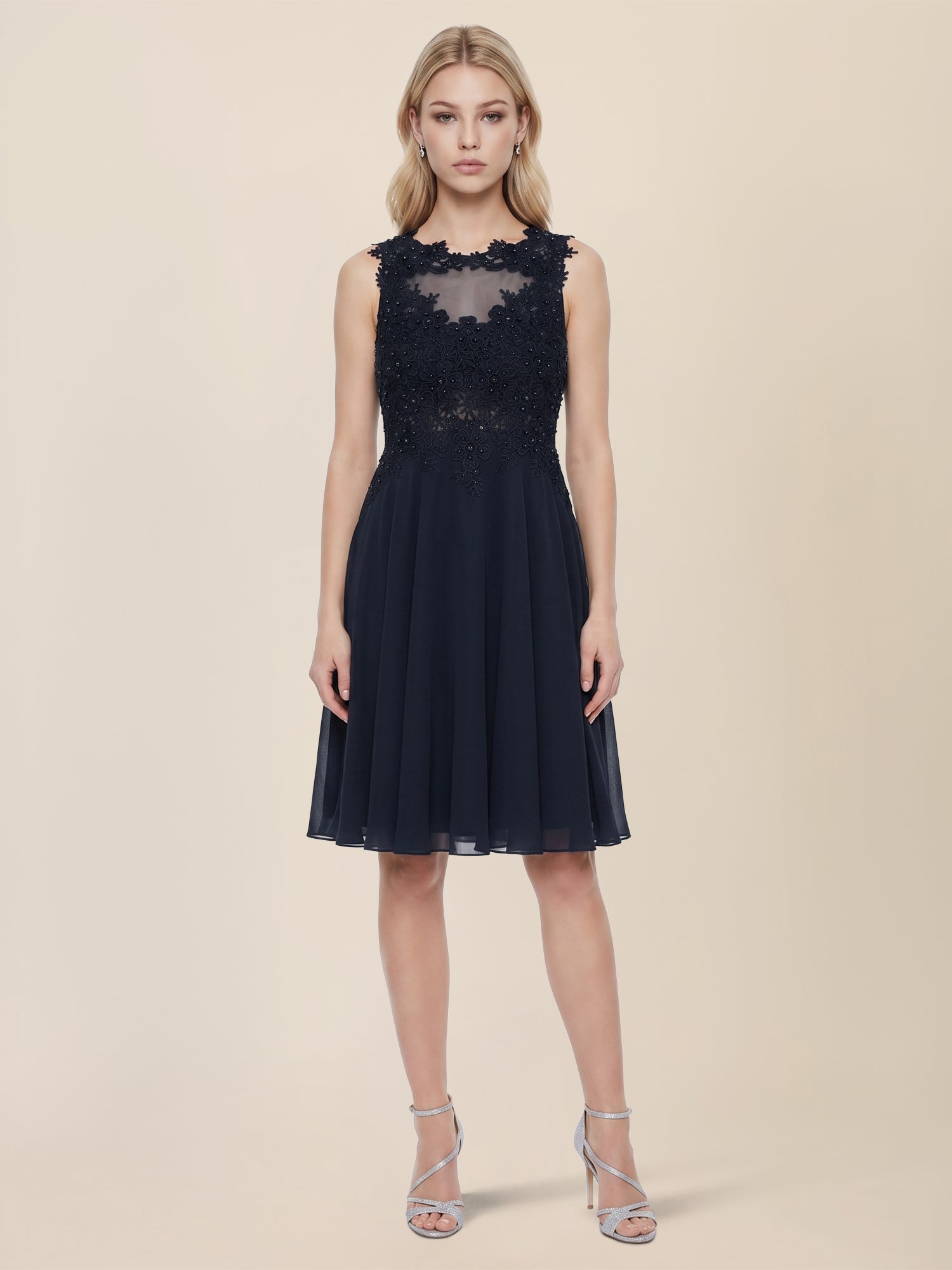 Brautkleid mit floraler Spitze und Chiffon | nachtblau