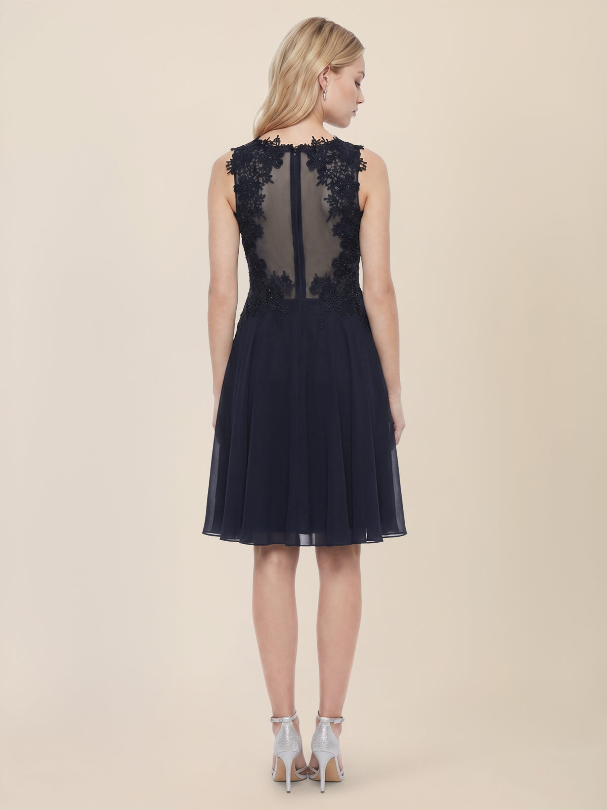 Brautkleid mit floraler Spitze und Chiffon | nachtblau