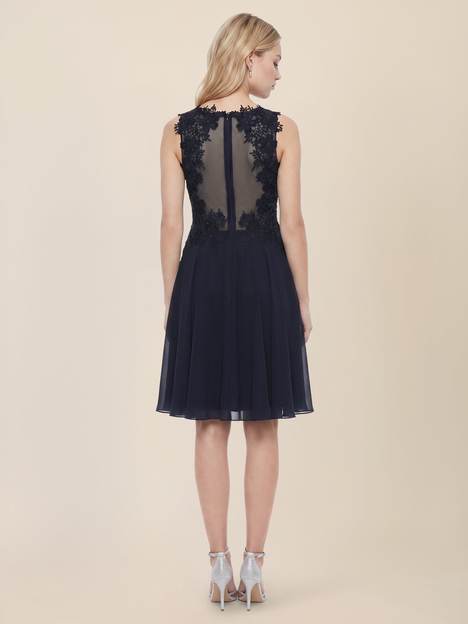 Brautkleid mit floraler Spitze und Chiffon | nachtblau