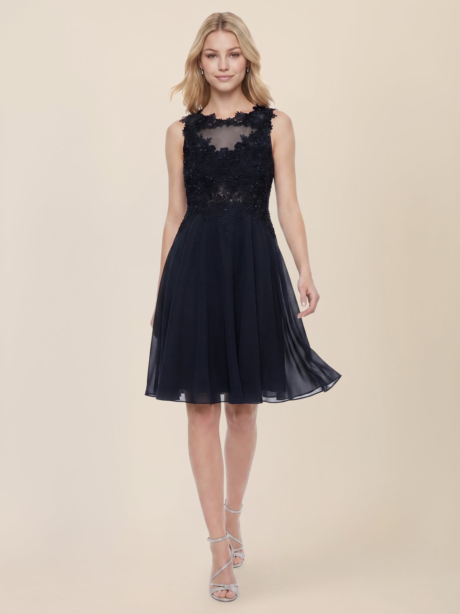 Brautkleid mit floraler Spitze und Chiffon | nachtblau